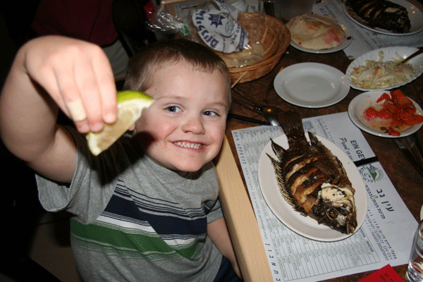 Integrar el pescado en la dieta infantil es esencial