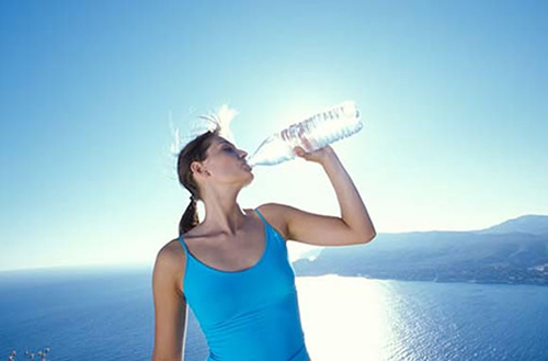 Beber agua mineral natural