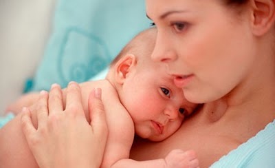 Coger al bebé en brazos calma el llanto del bebé