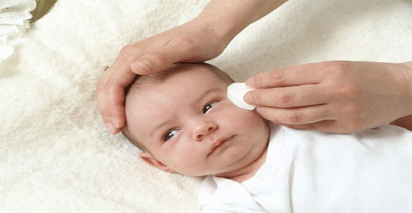 Aprende a limpiar las legañas de los bebés