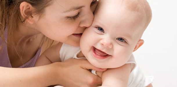 Cinco beneficios de las caricias en el bebé