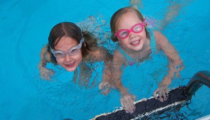 Cómo conseguir que los niños estén seguros en la piscina